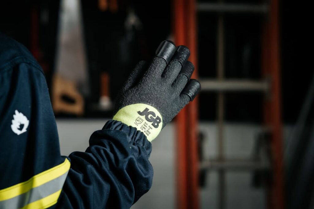 Proteção para mãos e braços: como se proteger com equipamento de segurança